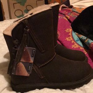 Bear paw, “never wet” brown boots with zipper